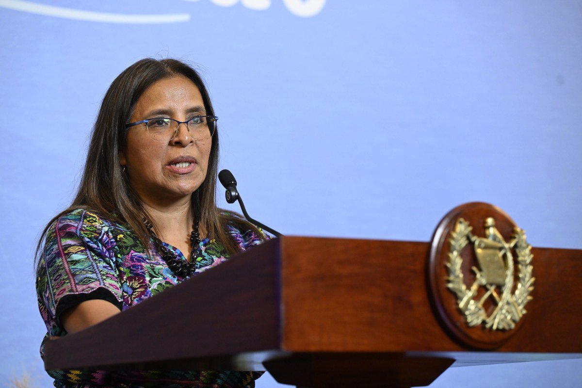 🚨 Bertha Sam, directora de la Red de Servicios Integrados de Salud del Ministerio de Salud, habría ofrecido Q100,000 por voto más cinco plazas por diputado para que eligieran a su hijo como suplente en la Superintendencia de Competencia.

El dinero, según fuentes, provendría de