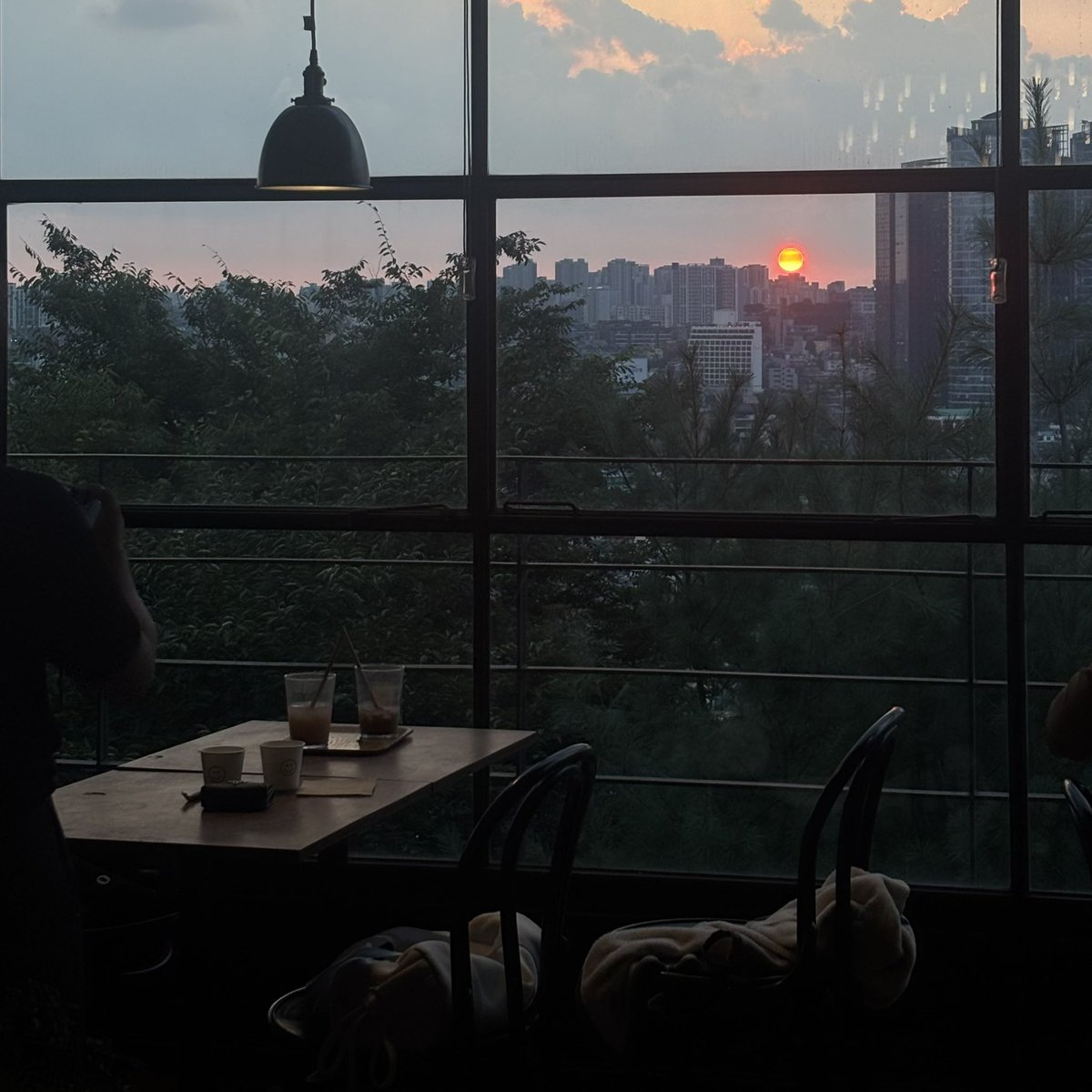 luvs2_mh's tweet image. ⠀
경치 진짜 예뻤어ㅜㅜ 커피랑 케이크도 너무 맛있었으니까 여러분 꼭 가봐용~&amp;gt;.&amp;lt;🧡
⠀
🔖 무니 #황민현
⠀