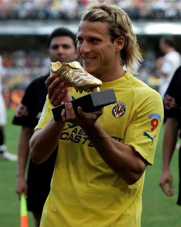 oltsport_'s tweet photo. 🗣️ DIEGO FORLÁN: “When I was at Manchester United, there came a point when I internally told myself: ‘I don’t feel like a football player anymore, something is missing.’ I needed more.

I talked to my brother and said: ‘You’re going to think I’m crazy, but I want to leave. I need something more. I’m getting too comfortable here, and I don’t want that. I want to fight for it, have a bigger role. I know that comes with risks, but I believe in myself, and if we make the right choice, we can find a chance elsewhere.’

I didn’t have the physicality to play a game based on strength—it wasn’t my kind of football. Spain seemed like the right place for me, so I went to Villarreal.”

Diego Forlán on how his move to Villarreal happened—the rest is history 🤩🔥🇺🇾
