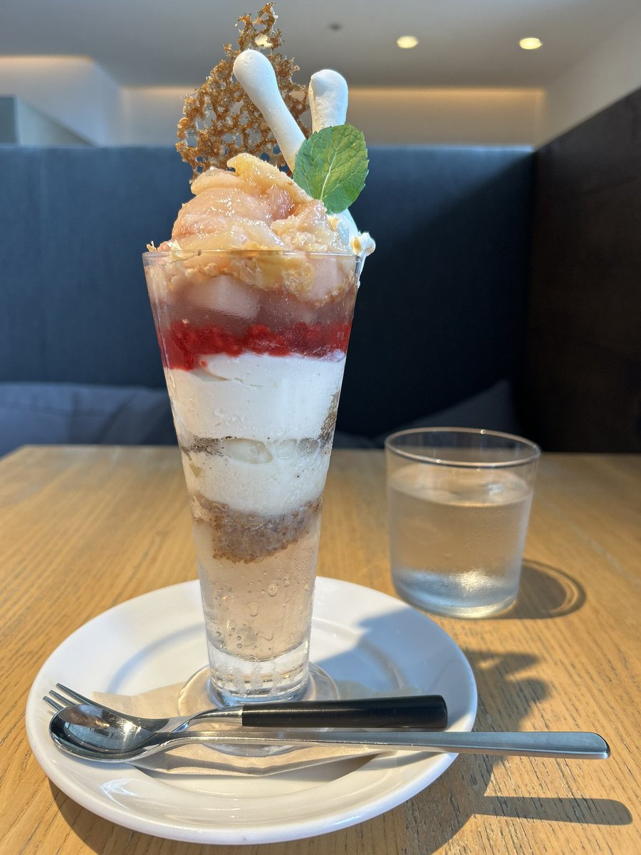 【100本のスプーン二子玉川】
“夏の桃パフェ”

コンポートされた柔らかい桃がカスタードホイップとラズベリージンジャーソースと絡んで美味美味🍑🍨(語彙力)
甘酸っぱさと爽やかさがとにかく絶妙な上に、バニラアイスの円やかなコクが純粋に堪らなく美味い✨(3回目)