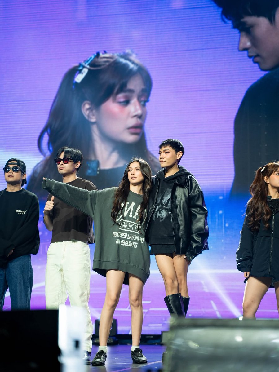 zechsytary's tweet photo. #TheBigColLove photos coming thru!
More photos from Charlie here: https://t.co/rJiLQaOCxb
#CharlieFleming | #CharEs
#ColLoveFancon #ColLoveSaAraneta https://t.co/PjoLOaK2lE