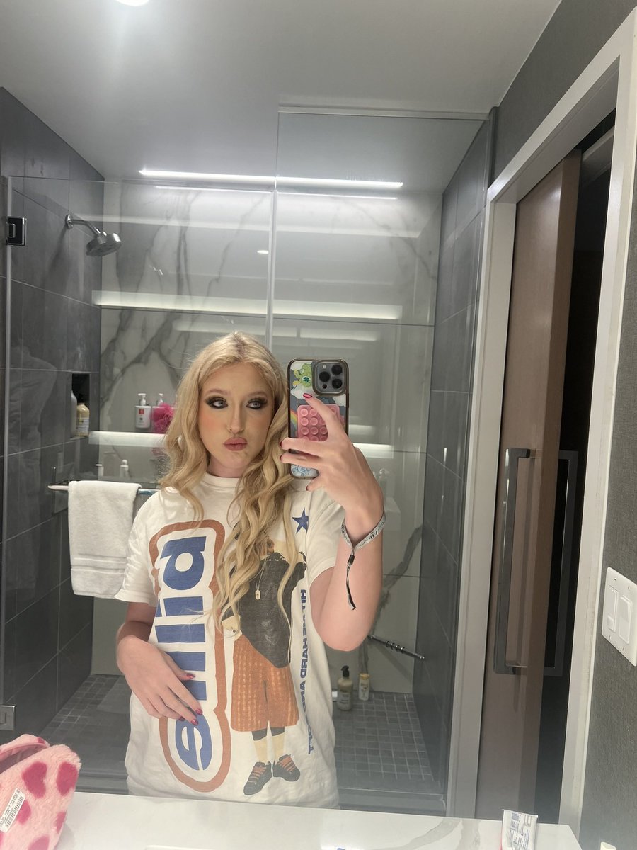 I really want some dick for my birthday, 17 more days and I’m 23 😆🎀