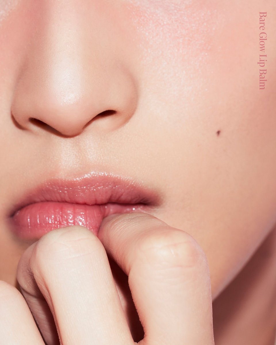 #NEW BARE GLOW LIP BALM

처음 바른 말간 컬러감 그대로
자연스럽게 빛나는 베어글로우 립밤

NEW LOOK coming soon✨