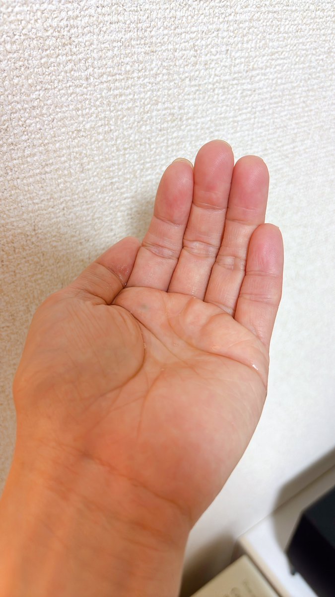 y_h_102's tweet photo. 話題になっていたクレンジング🎵
1本使い切って2本目に入ったので感想です！

スーッとした匂いで、塗った後にマッサージしているとザラザラしてくるので毛穴の汚れが取れてる感があります✨

肌感はヒリヒリはしないですが、匂いに���わせてスーッとします。
#KOSE
#クレンジング
#美容
#コスメ紹介 https://t.co/VSKhvMTD55