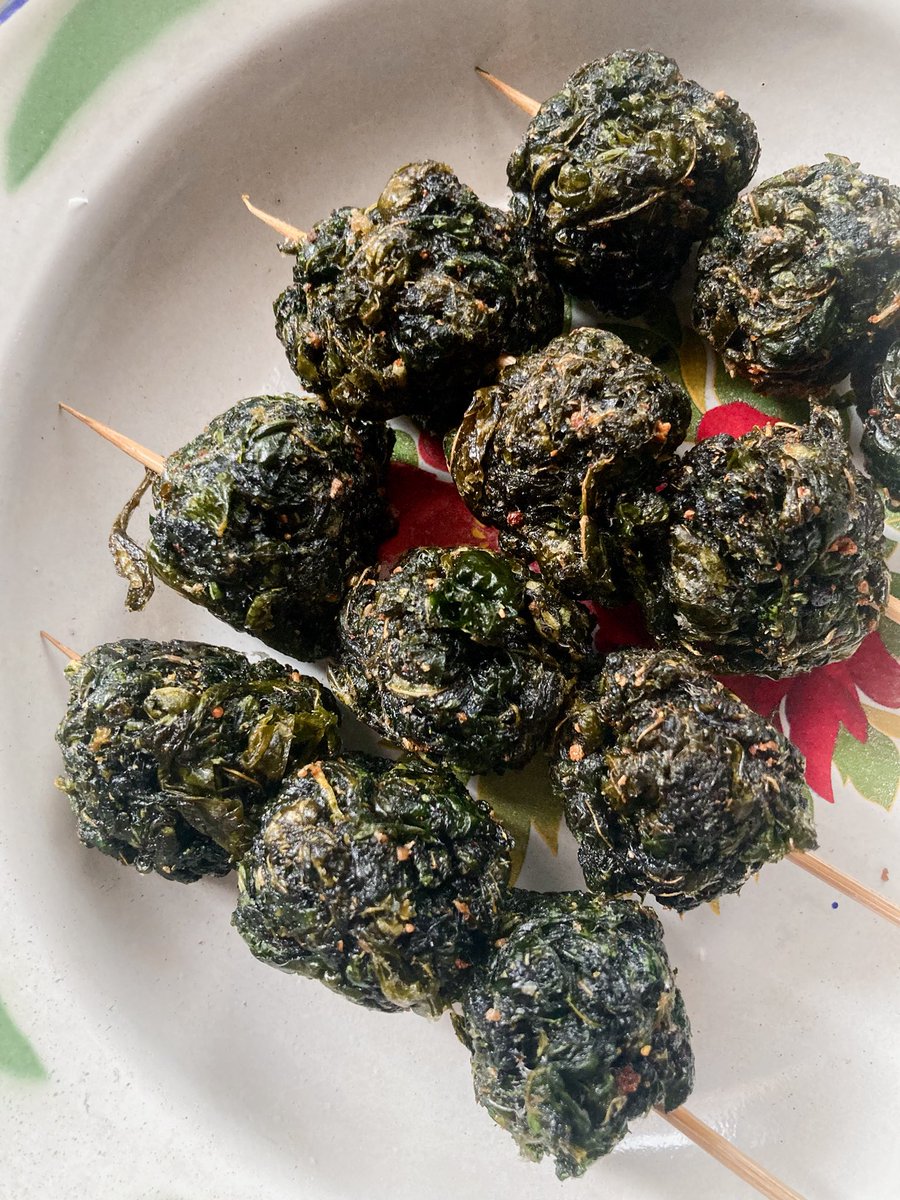 artoffajarr's tweet photo. Sate Daun Singkong.

Teksturnya tengahnya kenyal karena pake tepung tapioka. Kalo baru mateng, tekstur luarnya garing mirip bayam goreng. https://t.co/AKbJMhWH7t