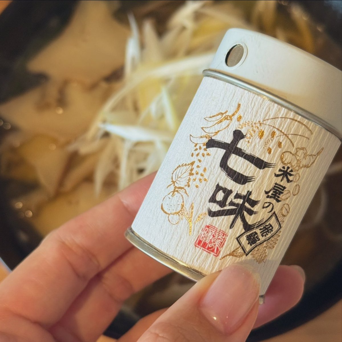 monico430743's tweet photo. 我が家は比較的冷たい素麺よりも煮麺多め。お腹が冷えがちなので。
本日は舞坂さんの鼈スープ鮑のせ。
それより何気なく買ったこの七味がえらく美味しいと思ったら、大好きな龍の瞳🌾の七味でした。お米を炒ったような香ばしさとふわっと香るゆずの香りが最高です。 https://t.co/uFyWEC45Gw