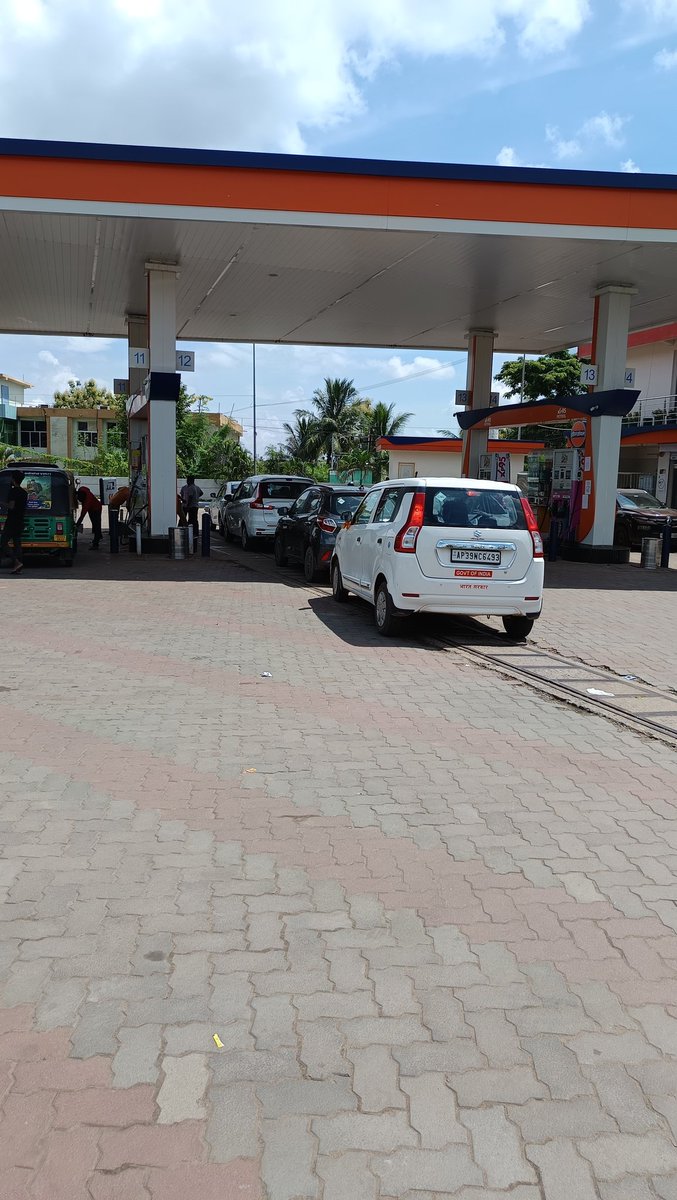 alokpanda's tweet photo. @gail_gas even if there is a huge crowd of gas vehicles, petrol pumps are not using 2 nozzles for discharge of cng for easy filling of vehicles in bhubaneswar khandagiri. https://t.co/GUG1N7O6YM