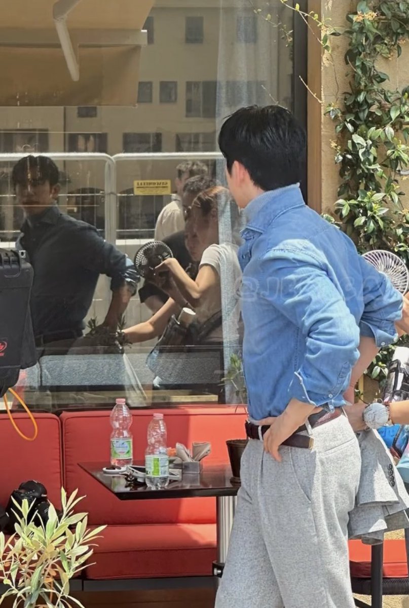 jinyoung checking himself out in the window well yes