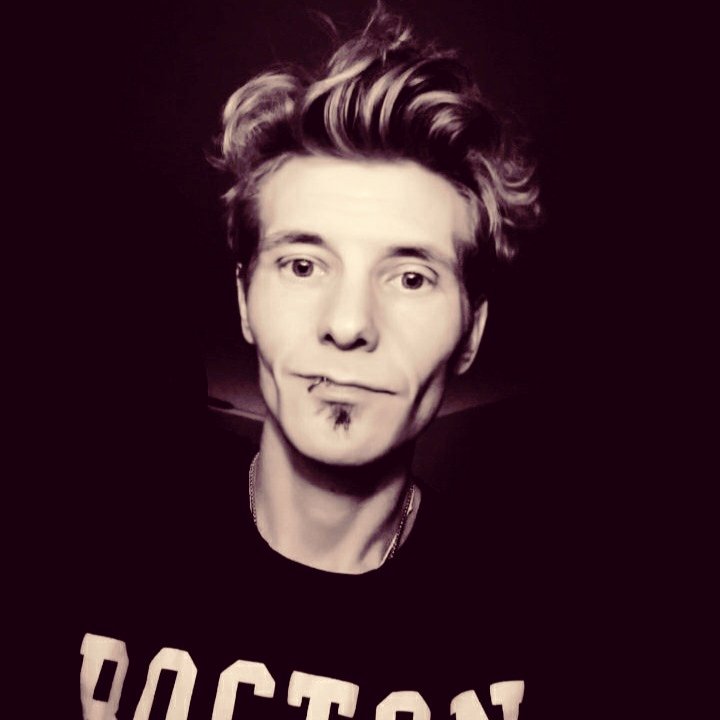 Skyddsmask58's tweet image. Just some crappy old pic I found like an old gem hiding in my filevault...
#artist #demasked #manbehindthemask