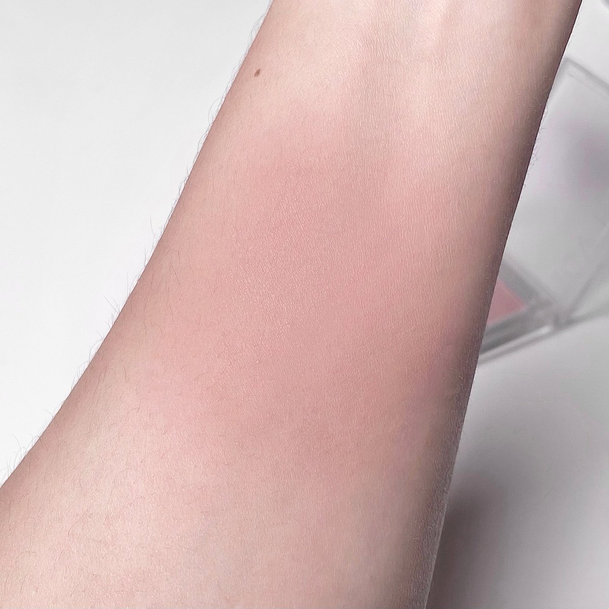 laglace สี 04 god made เป็นชมพูอมน้ำตาล neutral tone ที่ปัดแล้วดูสวยละมุนเหมือนแก้มมีฟิลเตอร์บางๆ อ่ะ สวยแพง โทนกันตายแบบปัดยังไงก็รอด ฟีลแบบตื่นมาแล้วแก้มสีนี้อ่ะ ที่สุดของความแก้มธรรมชาติเลยสวยมากกกกกก