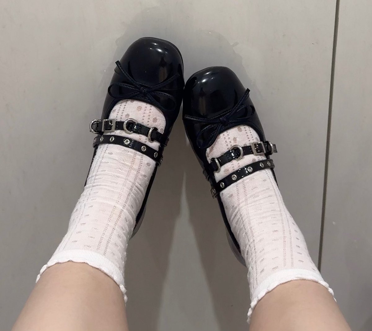 袜子有点歪了，小狗帮我吧