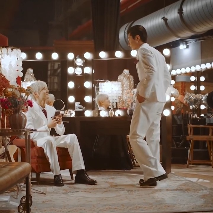 tarimeng22's tweet photo. Lol at jaywon antis sayin jay destroy jaywonist by that "guest" word 🤣 Ppl shouldn't wear sparkling things at korean wedding (to not draw attention from the couple), so him saying he should wear pink sparkling suit says so much 😼

(it should be him 🐈‍⬛🐈) https://t.co/e48AT918aF