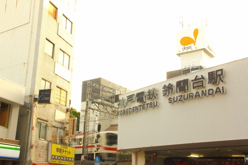 この「ゆうらり」昔は「流行屋」という店でした。
スナックの看板はこの後しばらくして撤去。