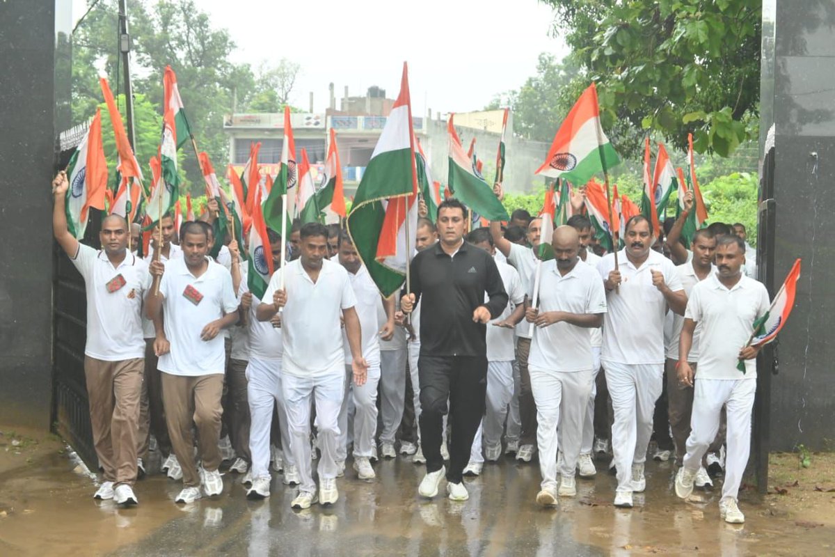 kushinagarpol's tweet photo. 👉पुलिस अधीक्षक कुशीनगर श्री संतोष कुमार मिश्रा द्वारा "हर घर तिरंगा अभियान 2025" के अन्तर्गत पुलिस लाइन से तिरंगा दौड़ का कराया गया आयोजन-
👉पुलिस अधीक्षक द्वारा स्वयं पुलिस कर्मियों के साथ तिरंगा थामकर लगाई गई दौड़-
👉बारिश के बीच दोगुने उत्साह के साथ तिरंगा दौड पूरी #UPPolice https://t.co/RV9DggRsIy
