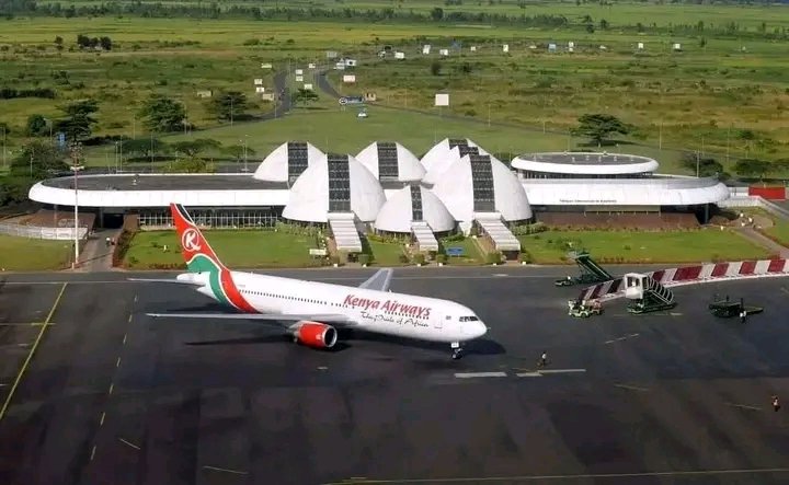 Ndamaramara abanyamahanga tubana bambajije ngo iki kibuga cindege canyu ni Prive ? Nti oya .nkagerageza kwikurayo nti Muburundi harabaye intambara incuro nyishi baragisambura.   Nabo bati imyaka 20 yose atantambara gisa uko? 
Ngo mbe hoho indege yanyu yitwa gute ? Nti ntayo😭🤣