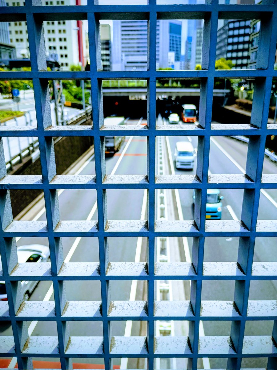 DigitBIKE1300's tweet photo. 😃Lunch time now, strolling Ginza’s streets, no MT-07 today. Atop Iwaibashi on C1, C1 flows below, echoing last Friday night’s superbike chase at Ginza’s curves. Tokyo’s pulse hums—pure Tokyo magic!🏍️ #TokyoNightCruise #MT07 #TokyoRide #PureTokyoMagic https://t.co/jhpQr7VikK