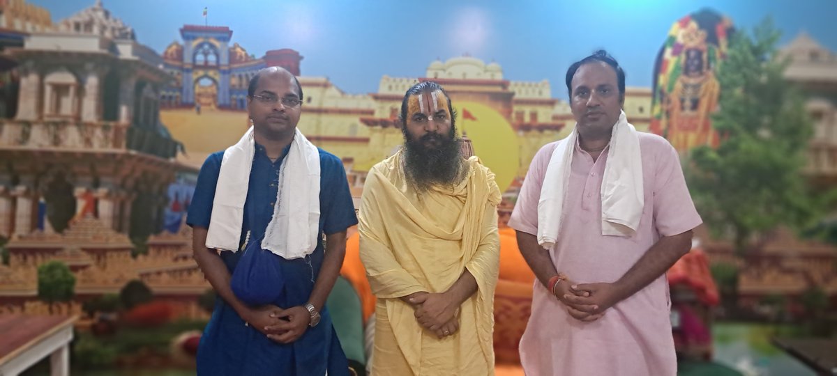 iskcon_ayodhya's tweet photo. When Sadhu meets Sadhu. Gita Manishi Devshekhar Vishnu Das Pr &amp; Vinay Bhusan Chaitanya Pr met Vedic Scholar &amp; Mahant Shri Mithilesh Nandani Sharan Ji Maharaj of Sidddha Peeth Hanumat Nivas had discussion on Dharma &amp; invited him to Janmashtami Hare Krsna📷📷📷 https://t.co/p4Q4J879UP