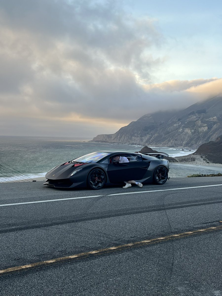 배경에 Fiat 124가 있는 Lamborghini Sesto Elemento