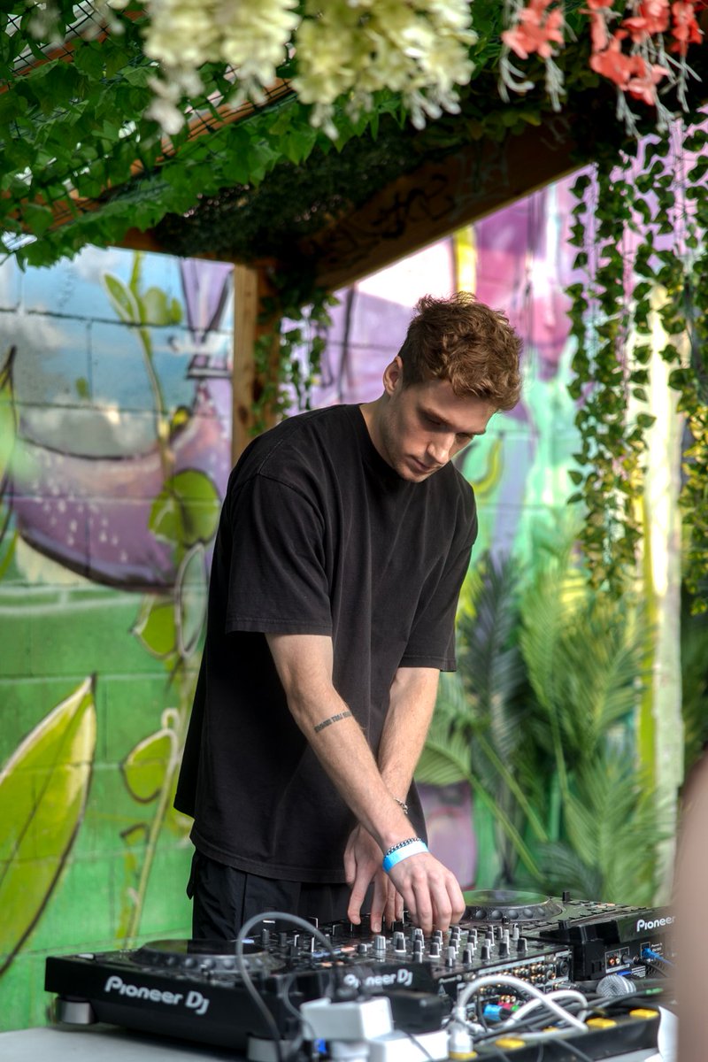 Here's some clicks of <a href="/NFIVEXS/">NxxxxxS</a> working it out on the outdoors stage at FlamingoFest 2025!! 🦩🌴

📷 augnos.media

#FlamingoFest2025 #Vaporwave #Vaporwaveparty