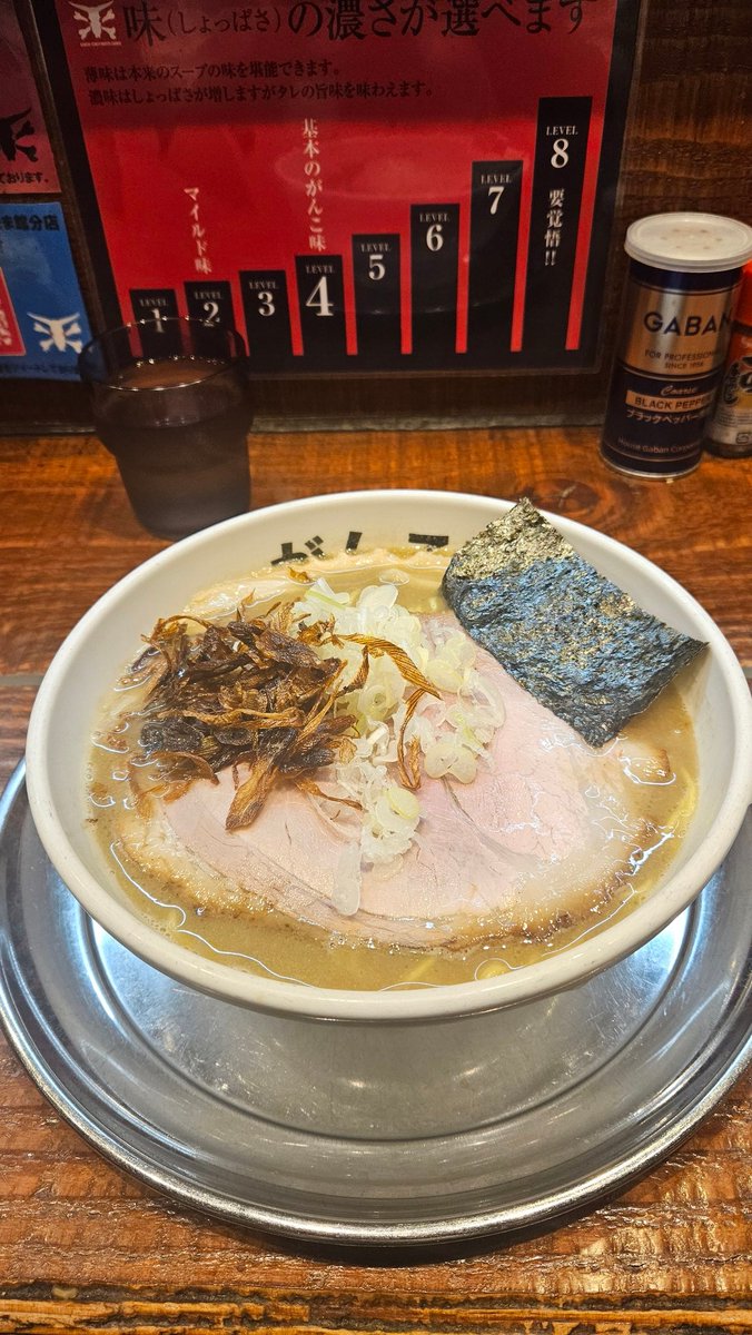 元祖一条流 がんこラーメン 立川たま館分店さん
濁り

蛤出汁がバチバチに効いた濁りで超うまい、、
揚げネギの香ばしさと別提供の青唐辛子で辛味のアクセントを加えると、複雑味がありながら味がしまりこれまた箸が止まりません、、
肉がいつも美味すぎる🐷
ご馳走様でした！