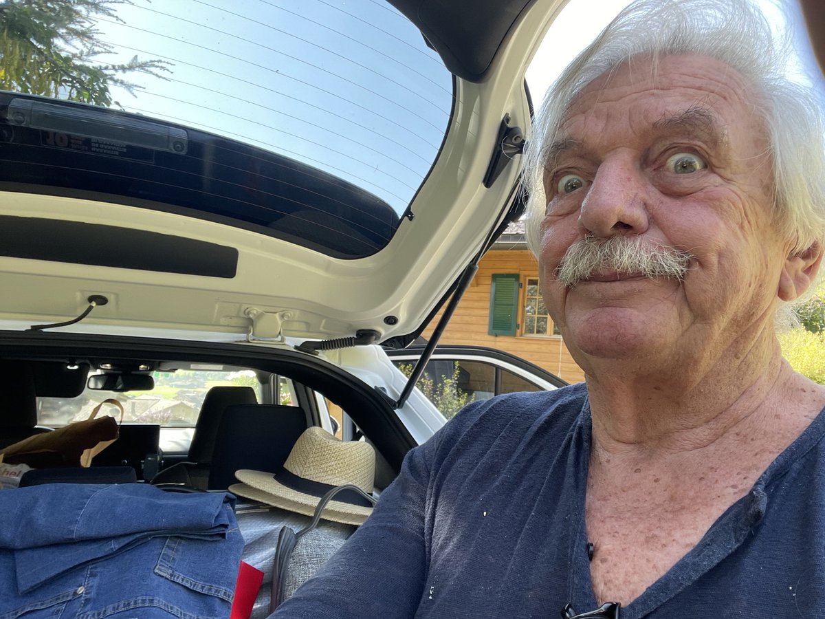 Immer wenn Ferien angesagt sind, packt es mich.
UND ICH PACKE VIEL ZU VIEL.
Autos 🚙 überholen uns.
UND DIE MENSCHEN WERFEN VERÄCHTLICHE BLICKE AUF UNSER CHAOS:
„So reist nur das Pack!“