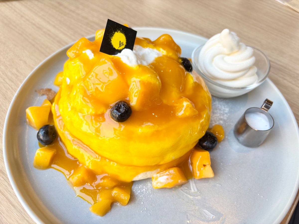 お盆休みなので、家で申請書を書いています。気分転換にカフェルクスでマンゴーパンケーキ。