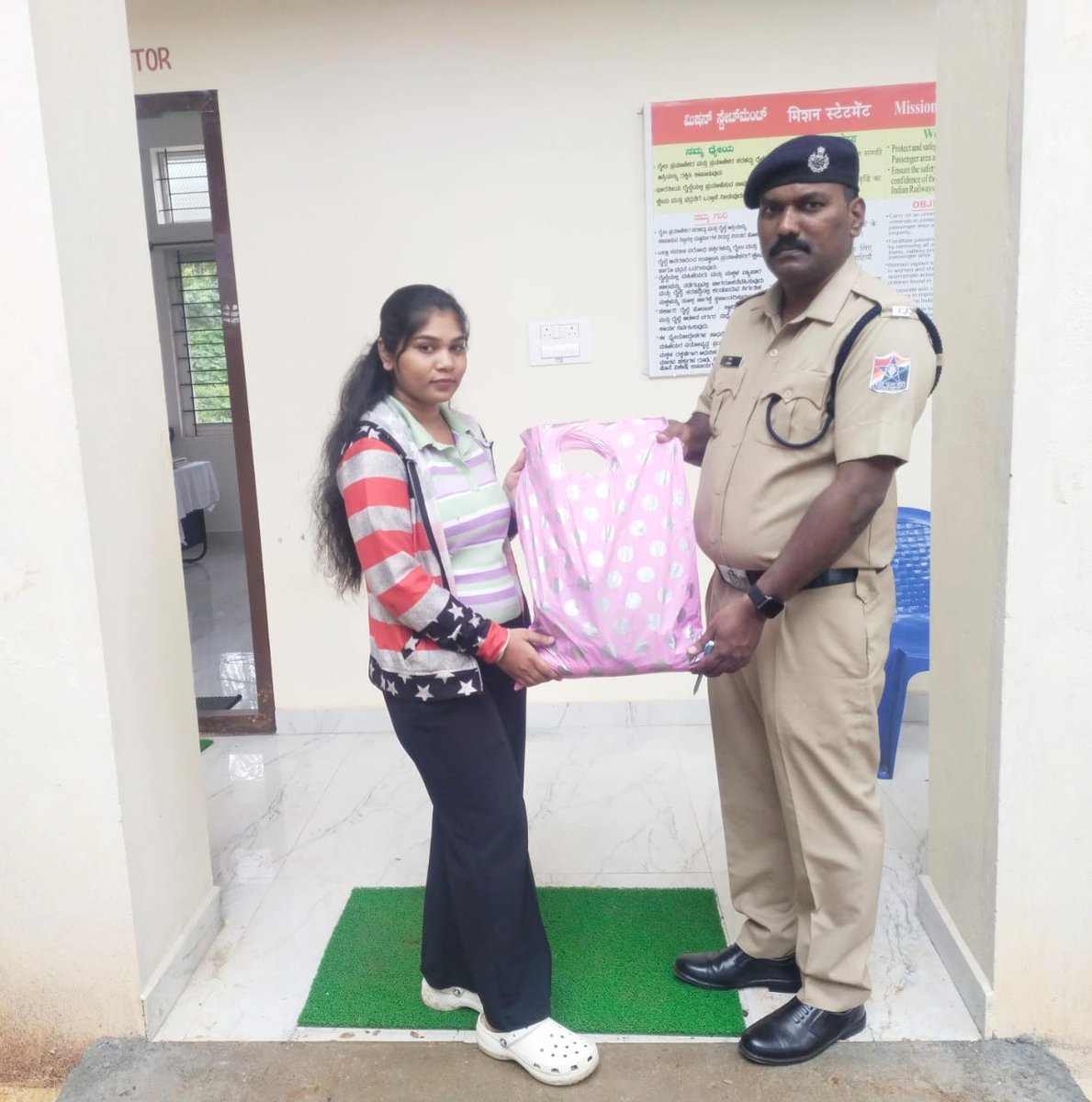 #OperationAmanat:  RPF/Shivamogga Town (SMET)  &amp; secured one leftover plastic bag containing a saree and other items V/Rs. 2,000/- in GS Coach of Tr. No. 20651 Express at Talaguppa Railway station. Further, the same was handed over to concerned passenger. <a href="/RPF_INDIA/">RPF INDIA</a>