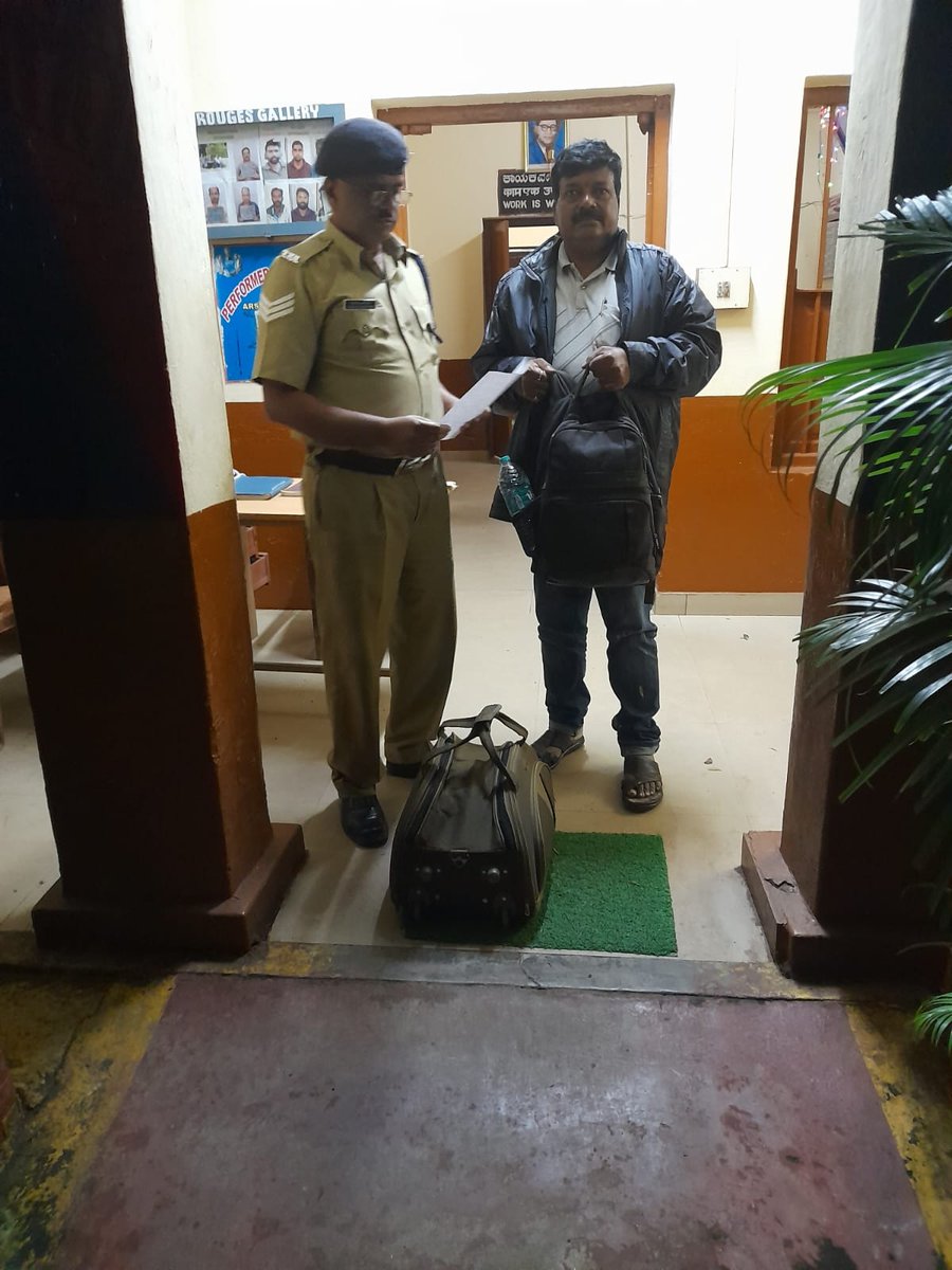 #OperationAmanat:  RPF/Arsikere secured two leftover bags containing Laptop V/Rs. 50,000/- Jerkin V/Rs. 2,000/-, shoes V/Rs. 3,000/- &amp; cloths V/Rs. 2,000/- Total V/Rs. 57,000/- in Tr. No. 20653  at ASK Rly stn. Further, the same was handed over to concerned passenger. <a href="/RPF_INDIA/">RPF INDIA</a>