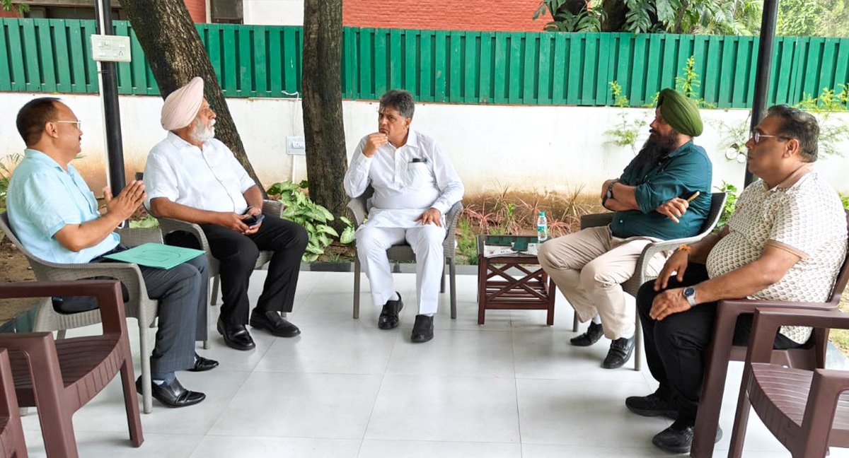 ManishTewari's tweet photo. Happy to be invited as the Chief Guest for the Silver Jubilee celebrations of the Rajeev Vihar Army Welfare Housing Society to be held on the 6th September, 2025. The invitation was extended during my meeting with District President Sh. Surjit Dhillon, Block President Sh. Sanjeev Gaba, along with Lt. Col. Sh. D.S. Sra (President) and Col. K.C. Saklani (Secretary) of RVAWHS.