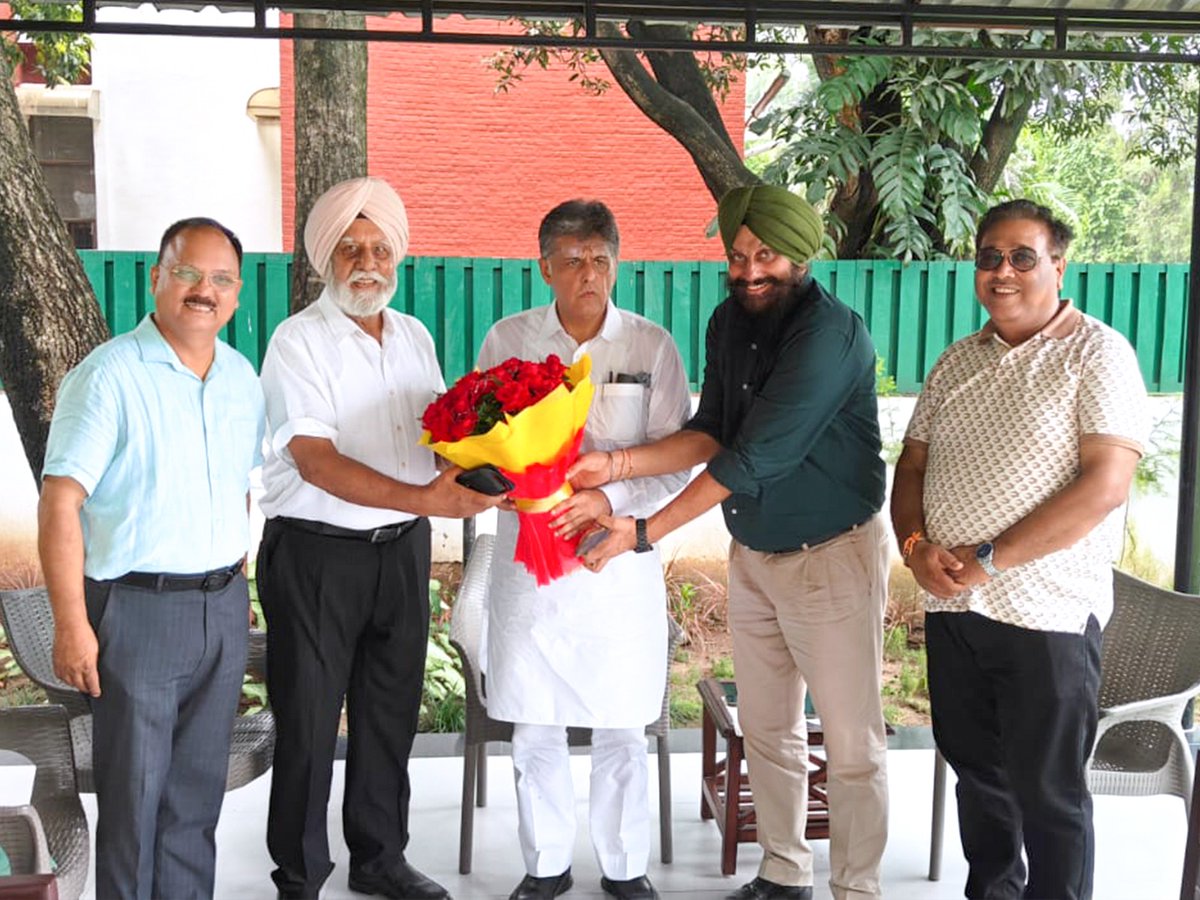 ManishTewari's tweet photo. Happy to be invited as the Chief Guest for the Silver Jubilee celebrations of the Rajeev Vihar Army Welfare Housing Society to be held on the 6th September, 2025. The invitation was extended during my meeting with District President Sh. Surjit Dhillon, Block President Sh. Sanjeev Gaba, along with Lt. Col. Sh. D.S. Sra (President) and Col. K.C. Saklani (Secretary) of RVAWHS.