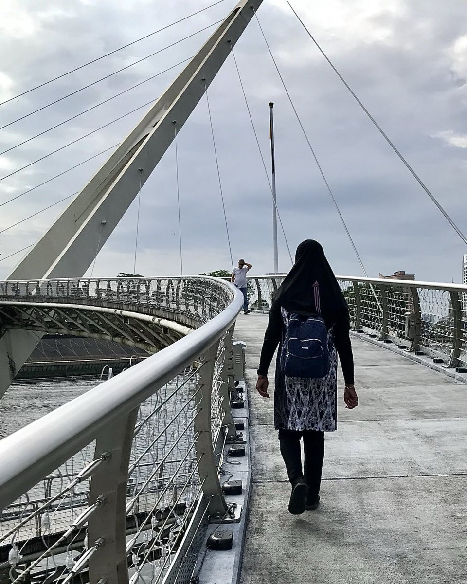 #クチンKuching 🇲🇾
#女性の服装

コレまで経験した最高気温は36°C 
強い太陽光線と高い湿度で5分も歩けば結露発生だ
そんな中、地元の女性たちは宗教がら
常に長袖＆足首まであるボトムを着用していて驚く
聞くと、暑さを感じる事は稀だと言う
暑さを感じないDNAなのだろうか？ 
そのDNA私も欲しい