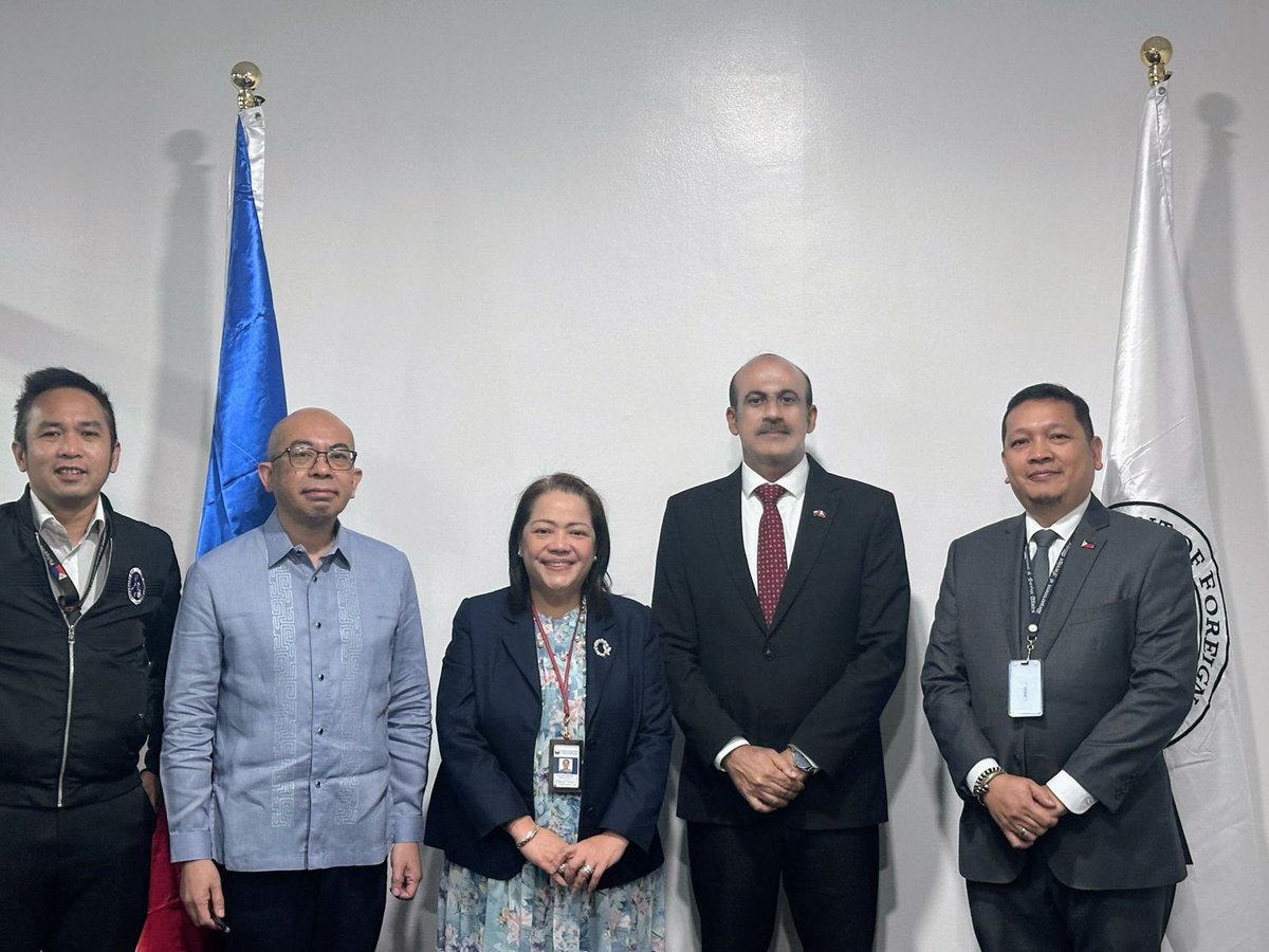 التقى سعادة السفير م. ناصر بن سعيد المنوري <a href="/AlmanwariNasser/">ناصر المنوري</a> في مقر وزارة الخارجية بسعادة جيرمينيا أجيلار-أسودون، مساعدة الوزير لشؤون الشرق الأوسط وأفريقيا، جرى خلال اللقاء بحث المواضيع ذات الاهتمام المشترك وسبل تعزيز العلاقات الثنائية بين البلدين