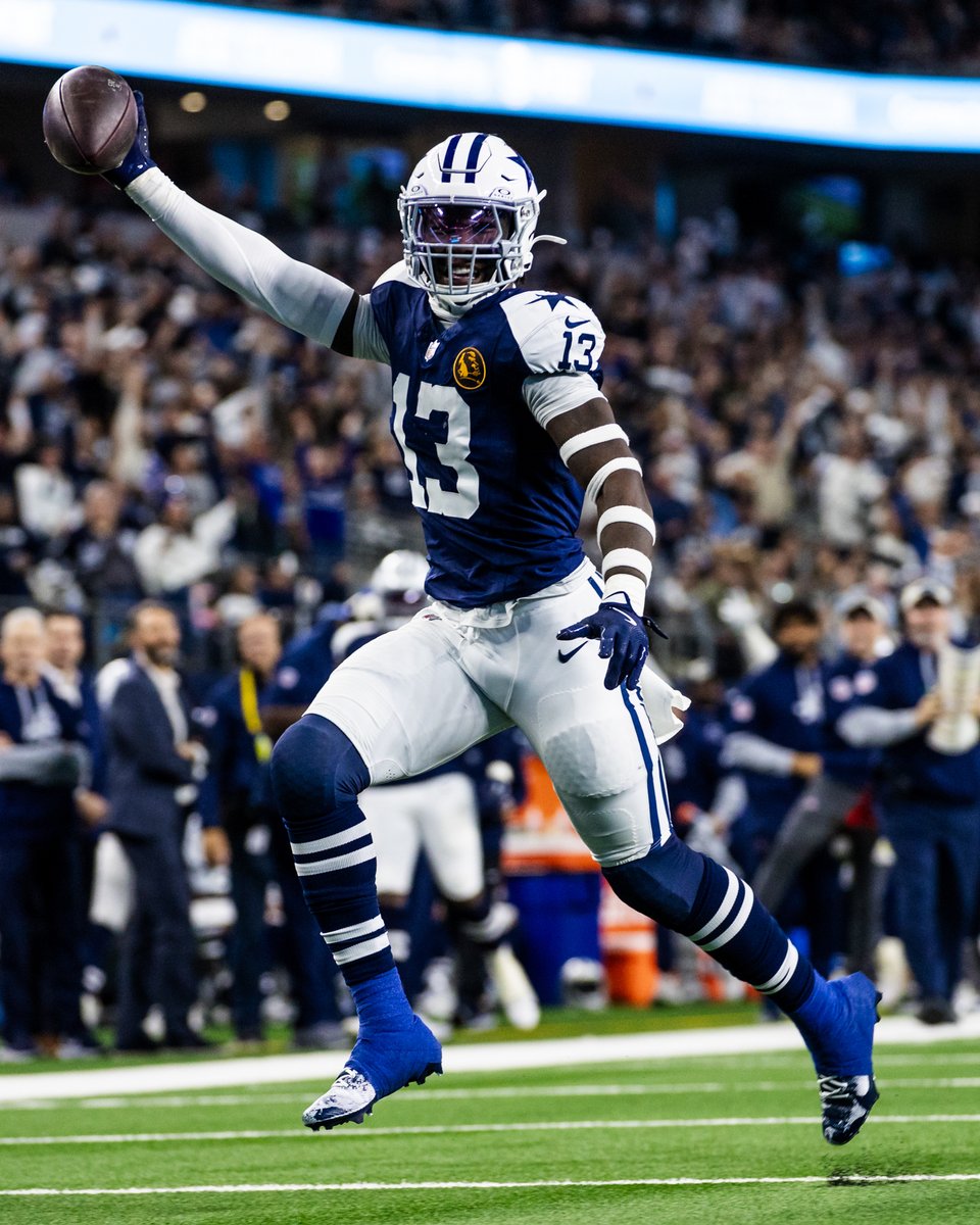 dallascowboys's tweet photo. HBD D-Mo! 🎁

@AGENT0__ | @Invisalign https://t.co/CXSlP8KuxW