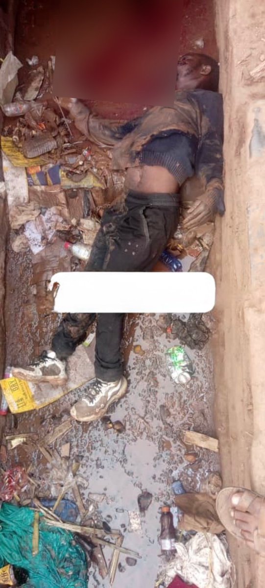 #BUKAVU Le corps sans vie d’un jeune homme criblé de balles découvert ce matin dans un caniveau d’assainissement du quartier Panzi à l’Essence au parking de Bajaj ce matin. [témoin]