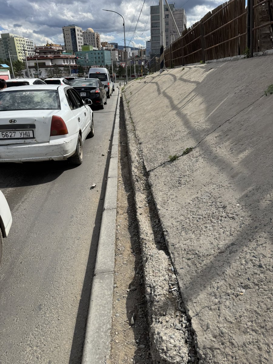 Явган замаар явж байтал зам нь алга болоод ийм болчдог наас. Гандан орсон хэдэн жуулчид, дугуйтай хүүхдүүд бүгд авто зам руу орлоо.