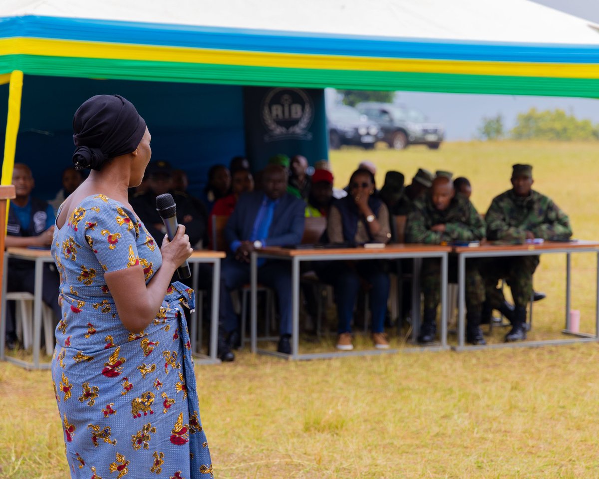 Inyarwanda.com (@inyarwandacom) on Twitter photo Mu bukangurambaga bwo gukangurira abaturage gukumira ibyaha bitaraba, Urwego rw’igihugu rw’ubugenzacyaha, <a href="/RIB_Rw/">Rwanda Investigation Bureau</a> rwibanze ku byaha bigaragara mu bucukuzi bw’amabuye y’agaciro ndetse runagaragaza ibihano bihabwa ababikoze.
Ni ibikorwa rwakoze rufatanyije n’ubuyobozi bw’intara Mu bukangurambaga bwo gukangurira abaturage gukumira ibyaha bitaraba, Urwego rw’igihugu rw’ubugenzacyaha, <a href="/RIB_Rw/">Rwanda Investigation Bureau</a> rwibanze ku byaha bigaragara mu bucukuzi bw’amabuye y’agaciro ndetse runagaragaza ibihano bihabwa ababikoze.
Ni ibikorwa rwakoze rufatanyije n’ubuyobozi bw’intara