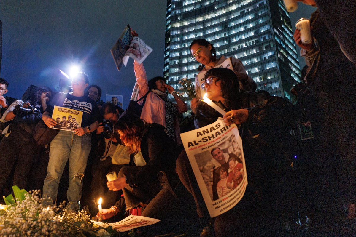 Ante el asesinato de periodistas en Gaza, periodistas, colectivos y ciudadanos se reunieron en el Ángel de la Independencia para exigir justicia y rendirles homenaje con flores, fotografías y veladoras.

📷: Yaretzy Osnaya