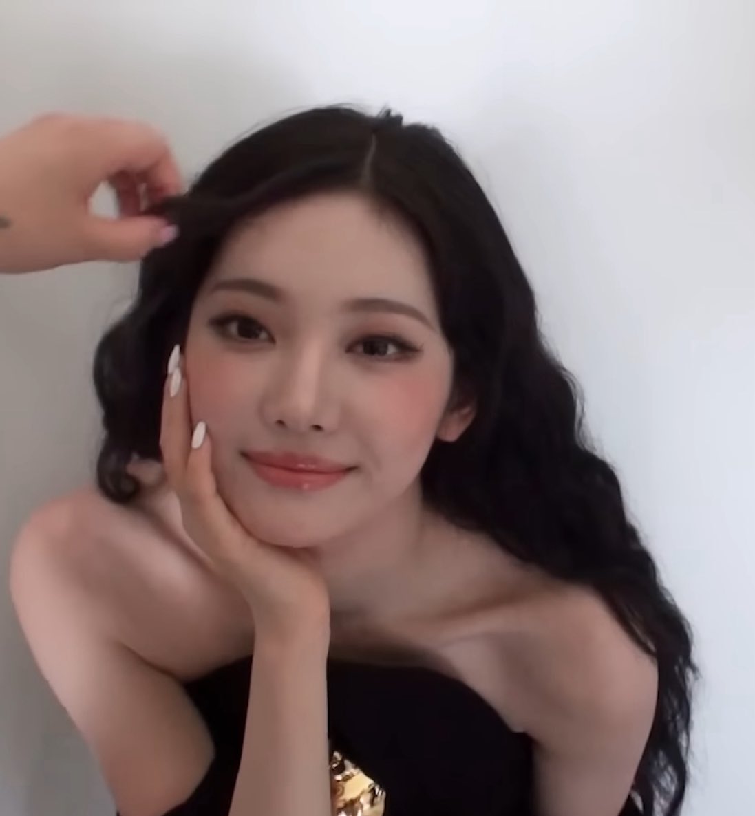 H-hai… *tersenyum melihat bahan upcharan