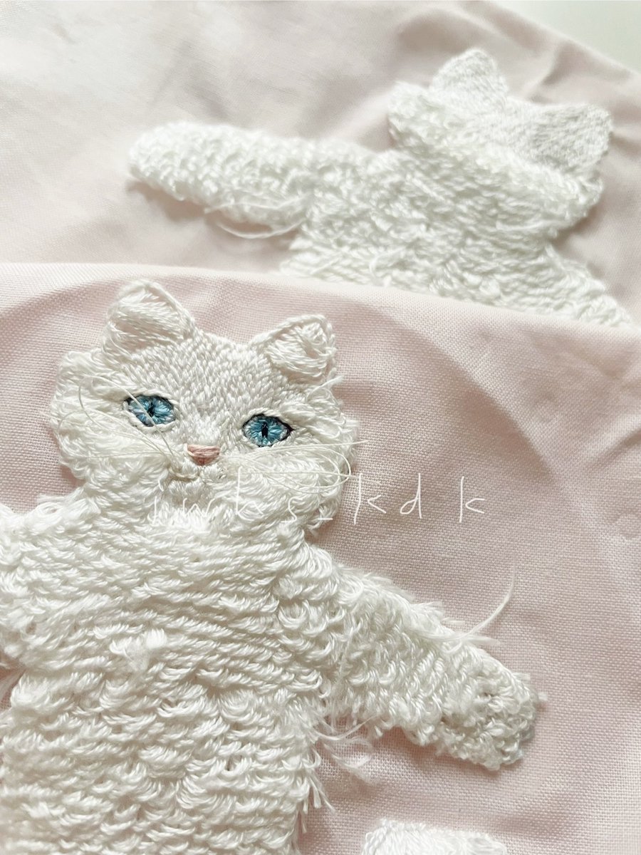iwhs_kdk's tweet photo. 白猫さん、裏面までできた。

両面を合わせていきます😺🪡 https://t.co/k04MOkveuH