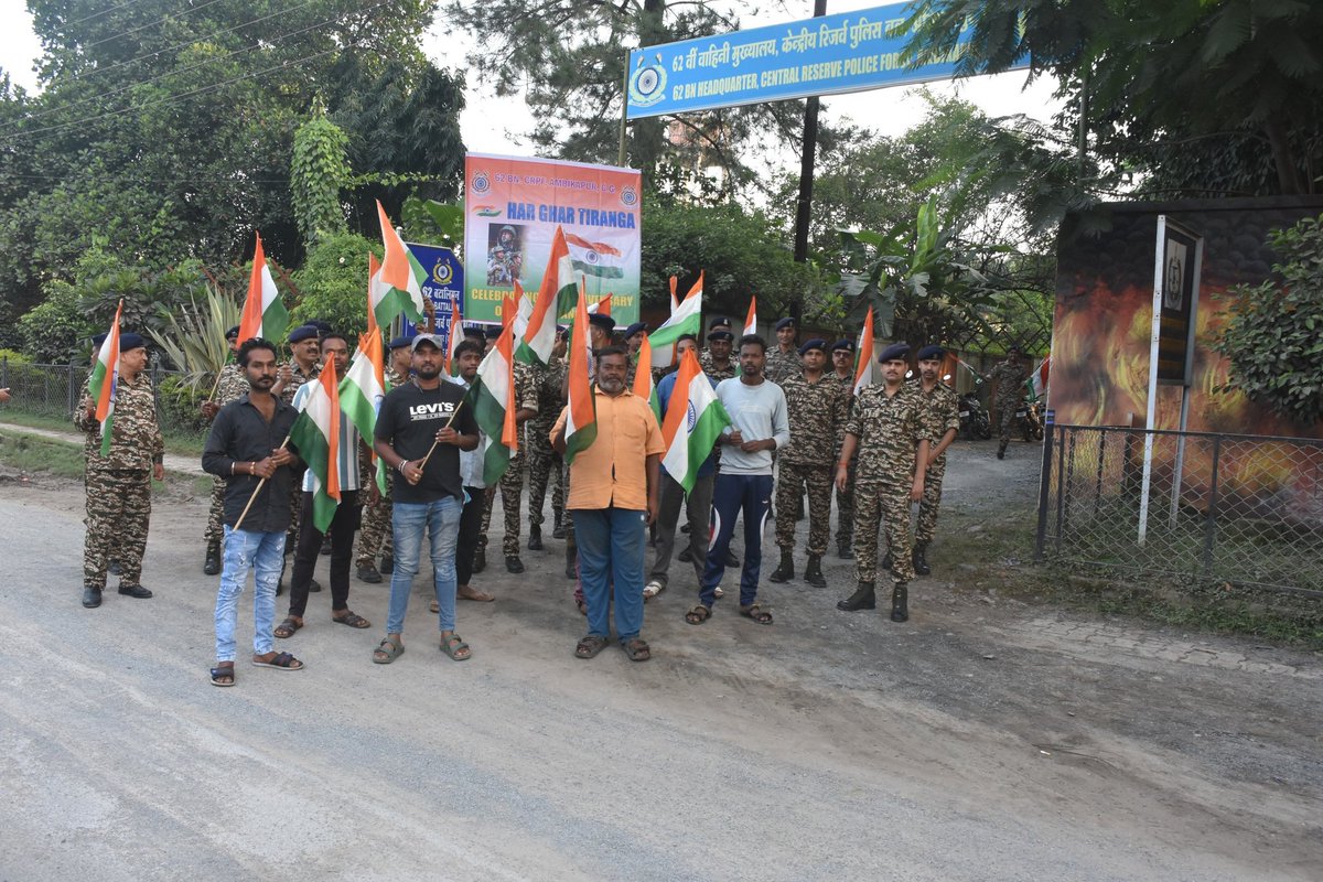 62Crpf's tweet photo. Today, 62 BN CRPF organized a vibrant Flag Rally under the ‘Har Ghar Tiranga’ campaign 2025 in AMBIKAPUR, SURGUJA (C .G.). The event organised with traders, social worker and saw enthusiastic participation from civilians, showcasing a proud spirit of unity, patriotism. 🇮🇳 #crpf https://t.co/KtOO6Ri49T