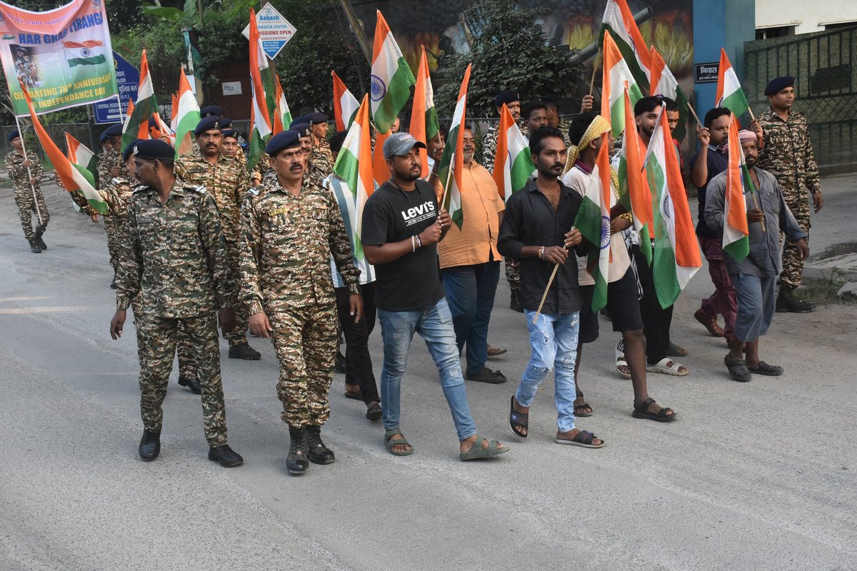 62Crpf's tweet photo. Today, 62 BN CRPF organized a vibrant Flag Rally under the ‘Har Ghar Tiranga’ campaign 2025 in AMBIKAPUR, SURGUJA (C .G.). The event organised with traders, social worker and saw enthusiastic participation from civilians, showcasing a proud spirit of unity, patriotism. 🇮🇳 #crpf https://t.co/KtOO6Ri49T