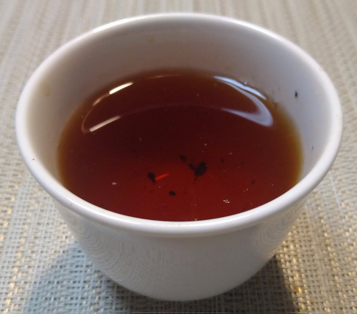 福建省の紅茶、正山小種奶香。
ミルクティーにしようかと濃いめで抽出したが、ストレートで美味しかったのでそのままで。柔らかに香る奶香