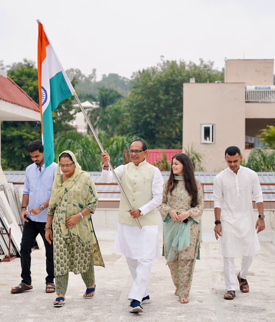 Office of Shivraj (@officeofssc) on Twitter photo जन-जन के स्वर में गूँजे ये नारा
विजयी विश्व तिरंगा प्यारा, झंडा ऊंचा रहे हमारा,  🇮🇳
#HarGharTiranga जन-जन के स्वर में गूँजे ये नारा
विजयी विश्व तिरंगा प्यारा, झंडा ऊंचा रहे हमारा,  🇮🇳
#HarGharTiranga