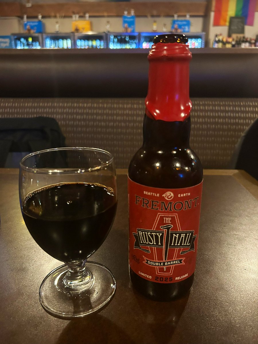 Last Drop taproom, prazno kako volimo. Plinije stariji na tapu, double barrel Rusty Nail u boci, lijepo je.