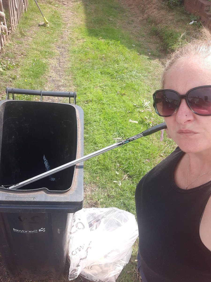Litterwatch1's tweet photo. Giving a huge shout-out to our community hero, Kate. She's an amazing #Volunteer who works tirelessly to keep our streets clean, from picking up #litter to reporting #flytipping &amp; even putting everyone's bins away. Thank you, Kate, for everything you do. #Sandwell #roodend https://t.co/uxbJlaaP5l