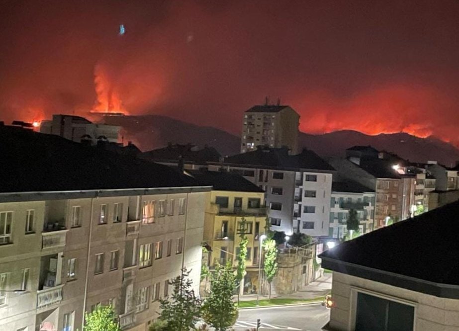 Toda a nosa forza a amigxs, veciñxs e profesionais que loitan na extinción desta lacra que son os incendios forestais.
Tódolos veráns o mesmo pesadelo.
Os nosos montes non arden: Quéimanos.