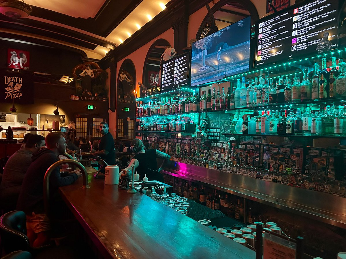 Pine Box, jedno od onih neobičnih mjesta koje vrijedi posjetiti iako nisu baš do kraja moj đir. Ima zanimljivih boca u frižideru.