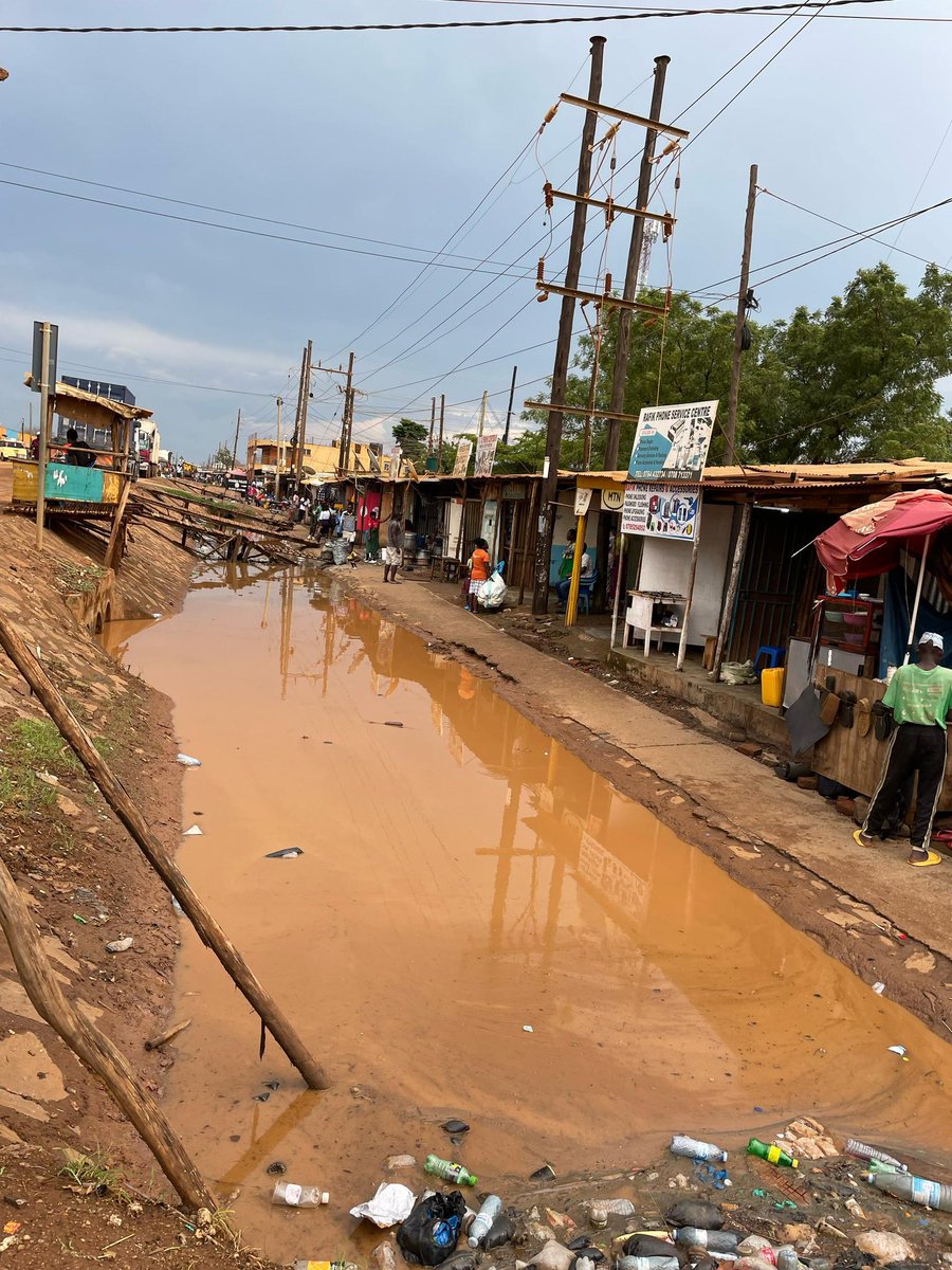 The #Elegu market area is hit by floods during the two rainy seasons each year, delaying the movement of goods, sweeping away stalls and submerging goods in the market, thereby causing immeasurable losses. 

#ClimateResilientMarket 
#KeepAfricaTrading 

1/4  <a href="/darrenmartink/">Kaboine</a>
