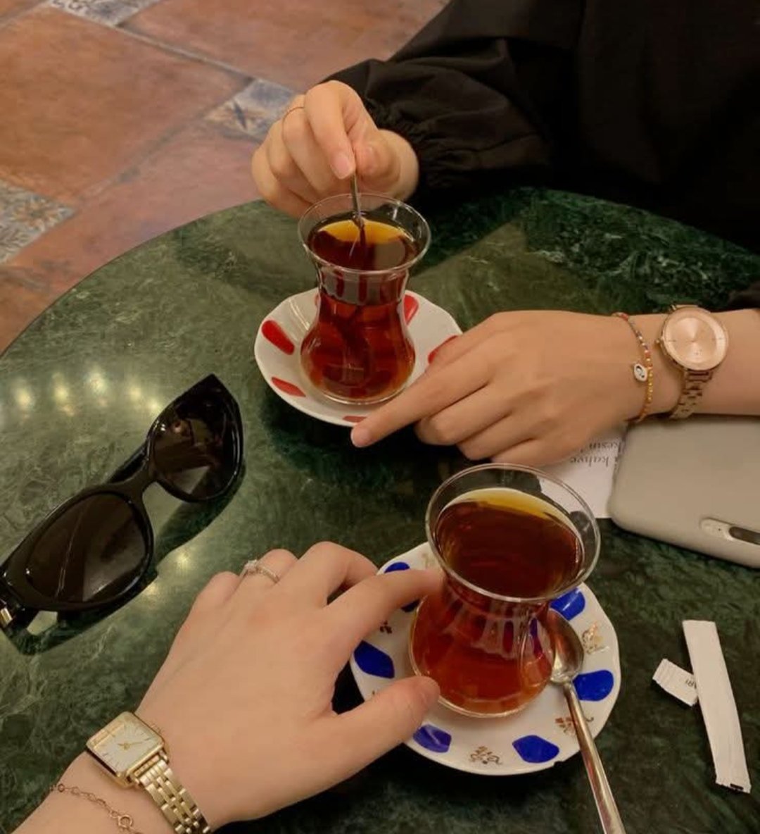 𝐎𝐥𝐮𝐫𝐮𝐧𝐚 𝐛ı𝐫𝐚𝐤𝐭ı𝐤 𝐨𝐥𝐦𝐚𝐝ı, 𝐚𝐤ı𝐬̧ı𝐧𝐚 𝐛ı𝐫𝐚𝐤𝐭ı𝐤 𝐚𝐤𝐦𝐚𝐝ı. 
𝐂̧𝐚𝐲 söyledik  𝐢𝐜̧𝐢𝐲𝐨𝐫𝐮𝐳,  𝐧𝐞 𝐲𝐚𝐩𝐚𝐤.)
                                      günaydın keyifle geçsin 
 gününüz ☕🌿🤌