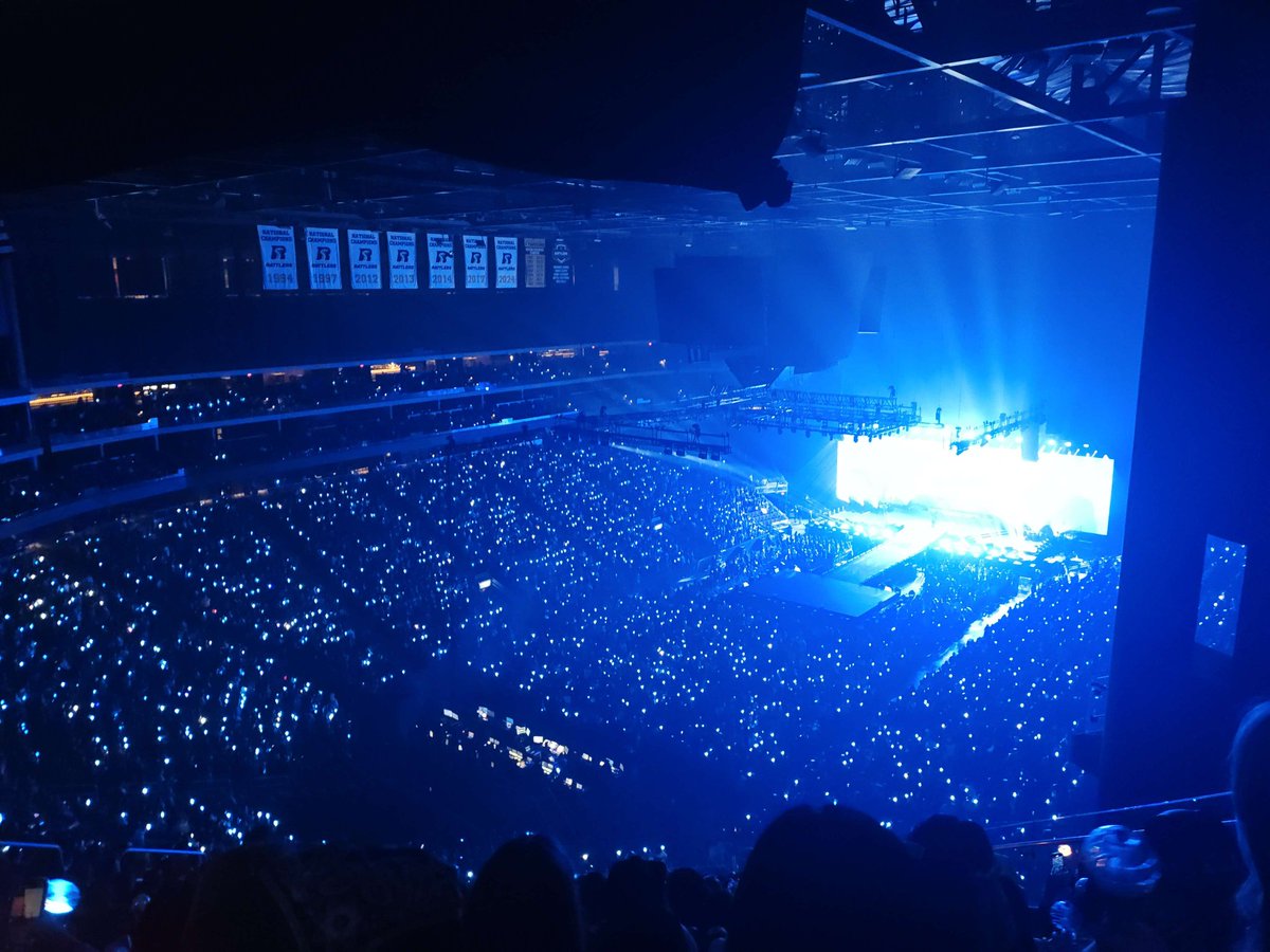 Destinyislost's tweet photo. #ateezinglendale #ATEEZ does anyone have confetti?! I'll pay shipping! Would love a small piece of the show!! https://t.co/BNpEvEv6Tb